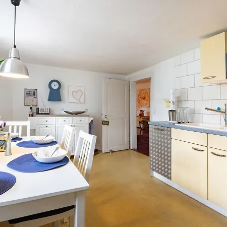 Romantic Holiday In On The Village Square Vakantiehuis