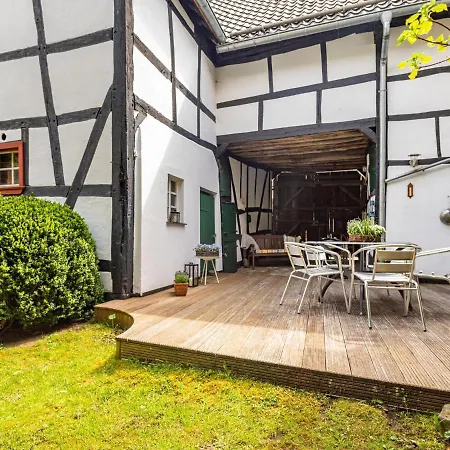 Vakantiehuis Romantic Holiday In On The Village Square *